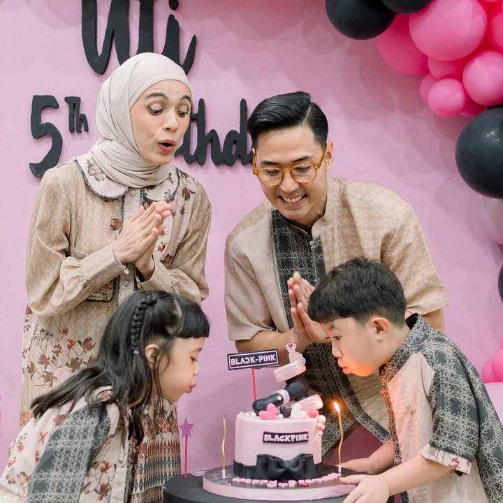 <p>"Sampe baju buat kembaran lebaran pun jadinya kita pake dulu buat ulang tahun Uti, ini temanya jd Blackpink syariah," tulis Nycta Gina pada captionnya. (Sumber: Instagram @missnyctagina)</p>