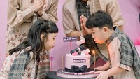 <p>"Sampe baju buat kembaran lebaran pun jadinya kita pake dulu buat ulang tahun Uti, ini temanya jd Blackpink syariah," tulis Nycta Gina pada captionnya. (Sumber: Instagram @missnyctagina)</p>