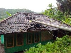 Puluhan Rumah di Cianjur Rusak Diterjang Puting Beliung