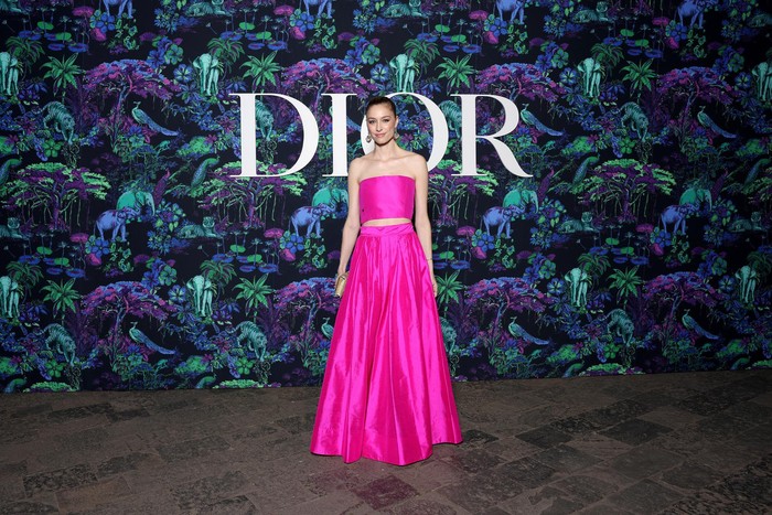 Beatrice Borromeo, bangsawan Monako tampil mencuri perhatian dalam padanan bustier dan rok warna pink. Foto: Getty Images/Courtesy of Dior