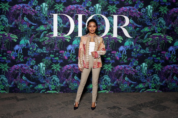 Aktis Yara Shahidi bergaya boyish dalam padanan jaket, kaus, dan celana. Kasual namun tetap mencuri perhatian berkat permainan motif dan model jaket yang unik. Foto: Getty Images/Courtesy of Dior