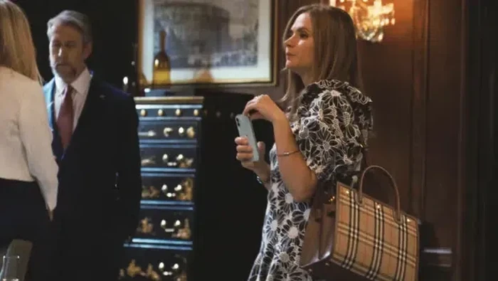 img-title Disindir di Serial Succession, Tas Burberry Seharga Puluhan Juta Ini Makin Viral!