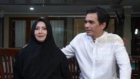 Kedekatan Istri Teddy Syach saat Merayakan Lebaran dengan Keluarga Suami