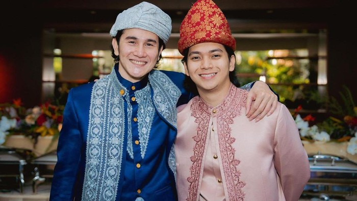 Vino G. Bastian dan Ajil Ditto di konferensi pers film Buya Hamka