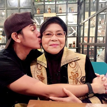 Rayakan Idul Fitri, Vino G Bastian Rindu Masakan Mendiang Ibunda yang Mualaf Dibimbing Buya Hamka