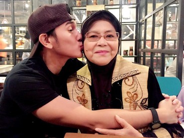 img-title Rayakan Idul Fitri, Vino G Bastian Rindu Masakan Mendiang Ibunda yang Mualaf Dibimbing Buya Hamka