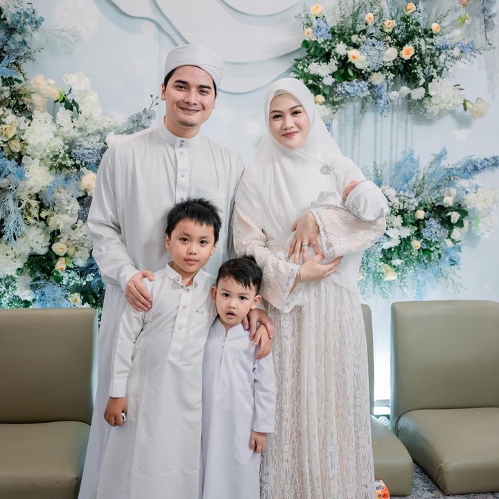 <p>Keluarga Alvin Faiz dan Henny Rahman tampil kompak di hari bahagia mereka. Di kesempatan itu, Alvin Faiz tak lupa menuliskan doa untuk sang putra. "Alhamdulilah terlaksana aqiqah putra kami tercinta Muhammad Mikail Faiz Alhaliem, doakan supaya jadi anak yang soleh, berbakti kepada orangtua, menjadi wasilah kebaikan untuk banyak orang, bisa meneruskan dakwah kakeknya, menjadi generasi rabbani, generasi qurani, aamiin," tulis Alvin. Foto: Instagram @hennyyrahman @alvin_411)</p>