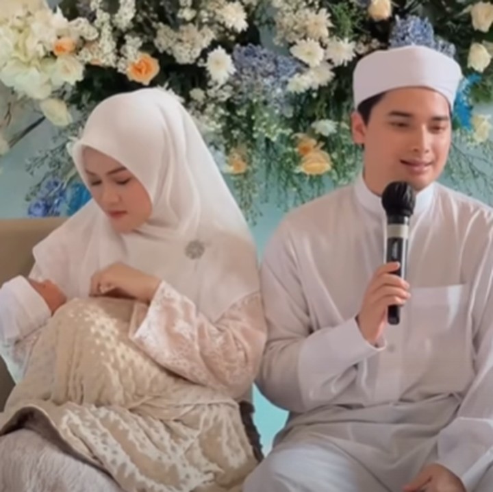 <p>Perayaan tersebut digelar secara sederhana, Bunda. Akikah tersebut digelar atas rasa syukur mereka terhadap kehadiran baby Mikail yang lahir pada 9 Maret 2023 lalu. (Foto: Instagram @hennyyrahman @alvin_411)</p>