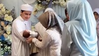 <p>Di acara tersebut, Alfin Faiz tampak menggendong baby Mikail dengan penuh sayang ketika rambut sang putra akan dipotong. (Foto: Instagram @hennyyrahman @alvin_411)</p>