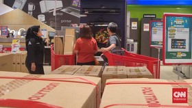Pelanggan Transmart Borong Daging Sapi hingga TV saat Midnight Sale