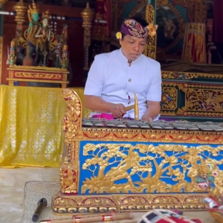 <p>Dalam video yang diunggah oleh Indah, penampilan Arie Kriting yang tengah memainkan gamelan juga sukses mencuri atensi warganet.<em> "Diulang berkali kali tp ttp g'nyadar sama laki2 yg baju putih... masyaa Allah baca komenan orang br tw out... ku ulang lg vidionya ternyata oh... ternyata bang ari,</em>" komentar akun @nikma**** (Foto: Instagram @indahpermatas)</p>