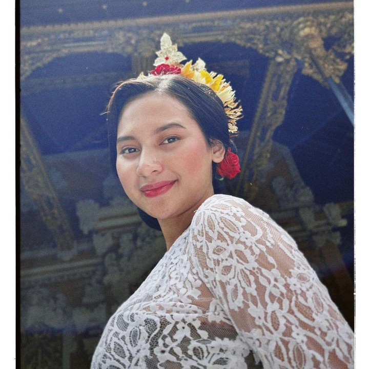 <p>Lewat akun media sosialnya, Indah bercerita tentang pengalaman liburan kali ini. Ia berkesempatan menikmati wisata budaya di sana. Indah Permatasari juga mendapat kesempatan mempelajari tarian adat Bali. Ia tampak menari dengna sangat lincah, Bunda. "Tabanan, Bali. Merasakan Budaya Indonesia," tulisnya. (Foto: Instagram @indahpermatas)</p>
