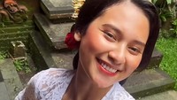 <p>Pulasan makeup yang manis juga membuat wajah aktris 25 tahun ini semakin glowing. "Indah tuh beneran representasi Indonesia banget.. cakep poll," puji akun netizen @dhitaa****  </p>