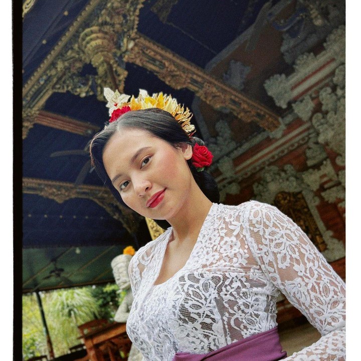 <p>Di kesempatan itu, Indah Permatasari juga mengenakan baju adat Bali yang membuatnya terlihat semakin elegan. (Foto: Instagram @indahpermatas)</p>