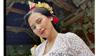 7 Potret Cantik Indah Permatasari Menari Bali Didampingi Arie Kriting yang Main Gamelan
