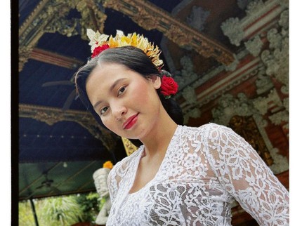 7 Potret Cantik Indah Permatasari Menari Bali Didampingi Arie Kriting yang Main Gamelan