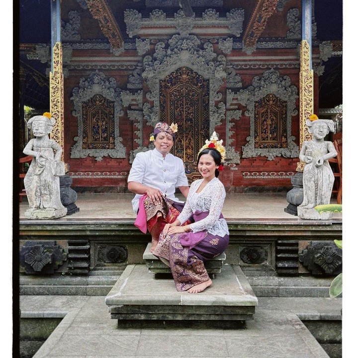 <p>Tak lupa, Indah mengabadikan potret bersama suami tercinta. Ia dan Arie Kriting tampil kompak bak pasangan Bali. (Foto: Instagram @indahpermatas)</p>