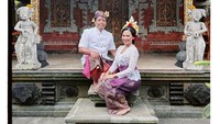 <p>Tak lupa, Indah mengabadikan potret bersama suami tercinta. Ia dan Arie Kriting tampil kompak bak pasangan Bali. (Foto: Instagram @indahpermatas)</p>