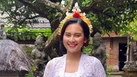 <p>Indah Permatasari menjelma menjadi gadis Bali dalam balutan kebaya warna putih, lengkap dengan aksesori rambut dan selendang di pinggangnya. (Foto: Instagram @indahpermatas)</p>