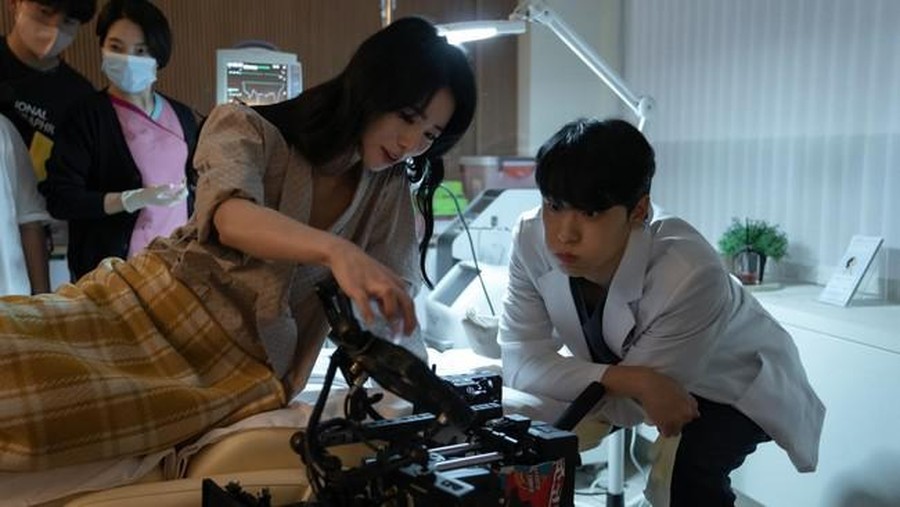 Lee Do Hyun dan Lim Ji Yeon terlibat cinta lokasi.