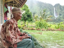 Keteguhan Abah Jajang Pertahankan Rumah Surga di Cianjur
