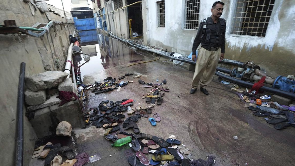 FOTO: 11 Tewas saat Berebut Bantuan Makanan di Pabrik Pakistan
