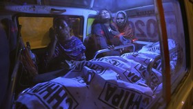 FOTO: 11 Tewas saat Berebut Bantuan Makanan di Pabrik Pakistan