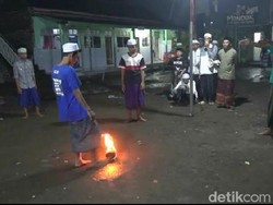 Serunya Santri Ponpes di Probolinggo Main Sepakbola Api Usai Tarawih