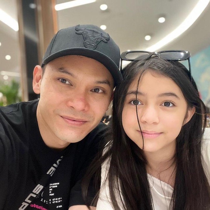 <p>Dari perceraiannya tersebut, Ben mendapat hak asuh atas anak perempuannya itu. Seiring waktu, Sienna tumbuh menjadi anak perempuan yang cantik. Bahkan, tak sedikit netizen yang menyebut parasnya mirip seperti Marshanda waktu kecil. (Foto: Instagram@benkasyafani)<br /><br /><br /></p>