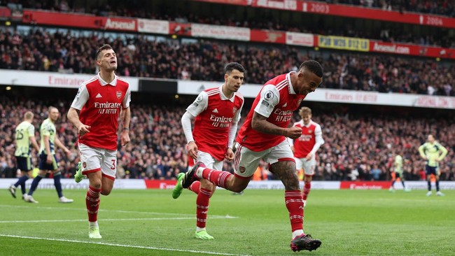 Arsenal berhasil pesta gol dengan membantai Leeds United dalam pertandingan lanjutan Liga Inggris, Sabtu (1/4).