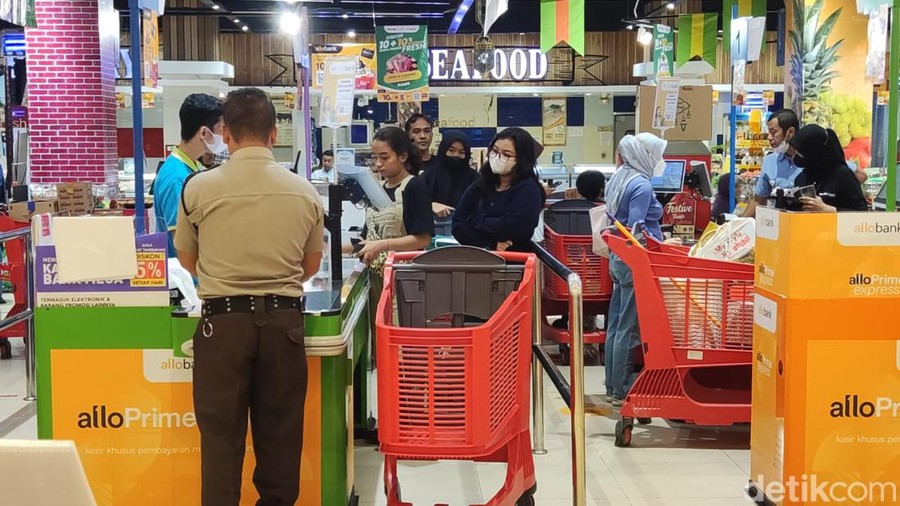 Suasana Midnight Sale di Transmart Maguwoharjo, Sleman.