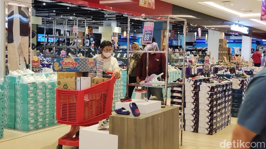 Suasana Midnight Sale di Transmart Maguwoharjo, Sleman.