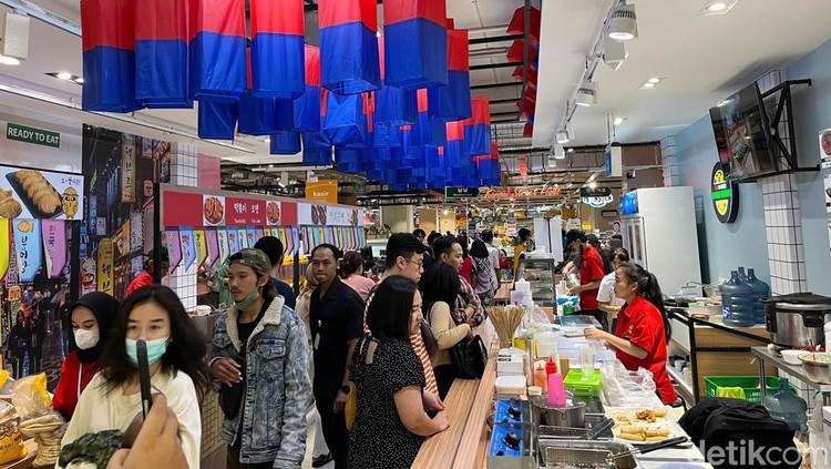 Transmart Kokas Diserbu Pengunjung Jelang Midnight Sale Transmart Kokas Diserbu Pengunjung Jelang Midnight Sale