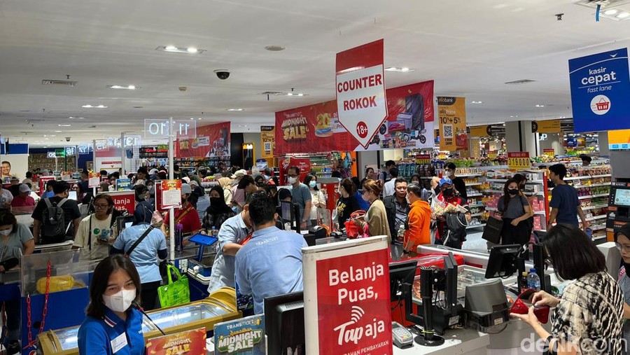 Transmart Kokas Diserbu Pengunjung Jelang Midnight Sale