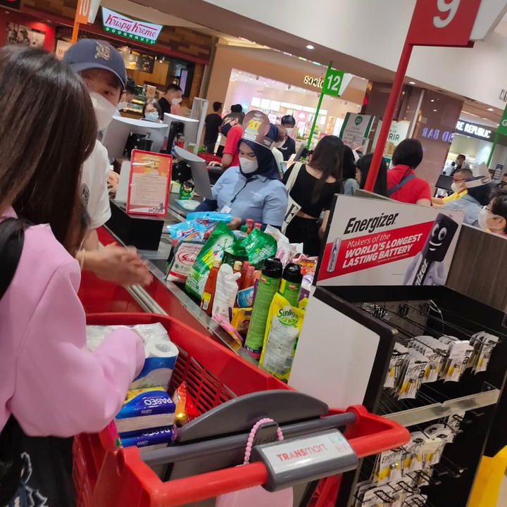 <p>Keramaian juga terlihat di Transmart Kota Kasablanka, Jakarta Selatan. Gerai ini tampak dibanjiri pengunjung sebelum jam 7 malam. Sedangkan di Transmart Central Park, Jakarta Barat. Salah satu produk yang jadi incaran di gerai ini adalah aneka daging, mulai dari sapi hingga ayam potong. Foto: Dok.Tim Transmart</p>