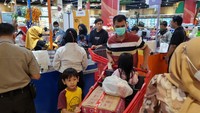 11 Potret Pengunjung Serbu Gelaran Transmart Midnight Sale di Seluruh Indonesia