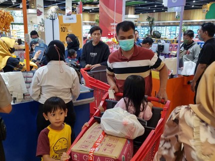 11 Potret Pengunjung Serbu Gelaran Transmart Midnight Sale di Seluruh Indonesia