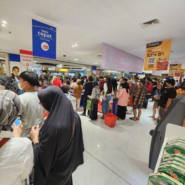 <p>Lihat saja nih Bunda, antreannya seakan tak pernah sepi dan semakin panjang ya? Midnight Sale akan digelar di 92 gerai seluruh Indonesia, mulai pukul 19.00 hingga 24.00 waktu setempat. Foto: Dok.Tim Transmart</p>