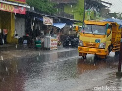 Tak Gentar Razia, Truk Uruk Proyek Tol Jogja-Solo Nekat Lewat Stasiun Delanggu