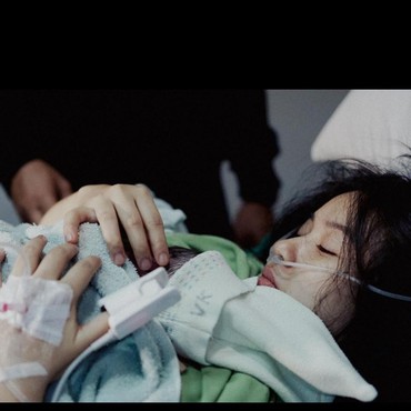 7 Momen Adinda Adzani Lahirkan Anak Pertama, Pose Metal Bareng Suami