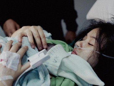 img-title 7 Momen Adinda Adzani Lahirkan Anak Pertama, Pose Metal Bareng Suami