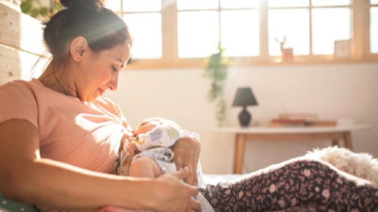 Apa Bunda lama tidak menyusui bayi sepanjang malam sehingga merasa payudara sangat keras? Mari memahami ASI di payudara yang bisa 'membeku' jika tak disusui.