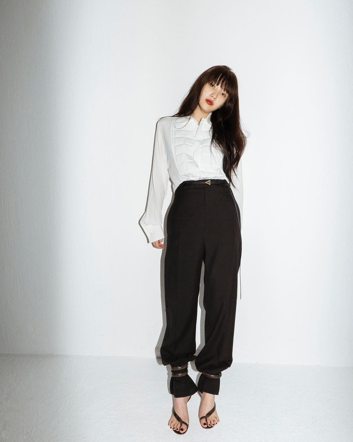 Beauties punya kemeja putih dan celana highwaist hitam? Kamu bisa tampil elegan dan chic dengan dua item tersebut, lho. Cukup padukan dengan high heels, look ini bisa membuat kamu effortlessly stunning saat bukber nanti./ Foto: instagram/_imyour_joy