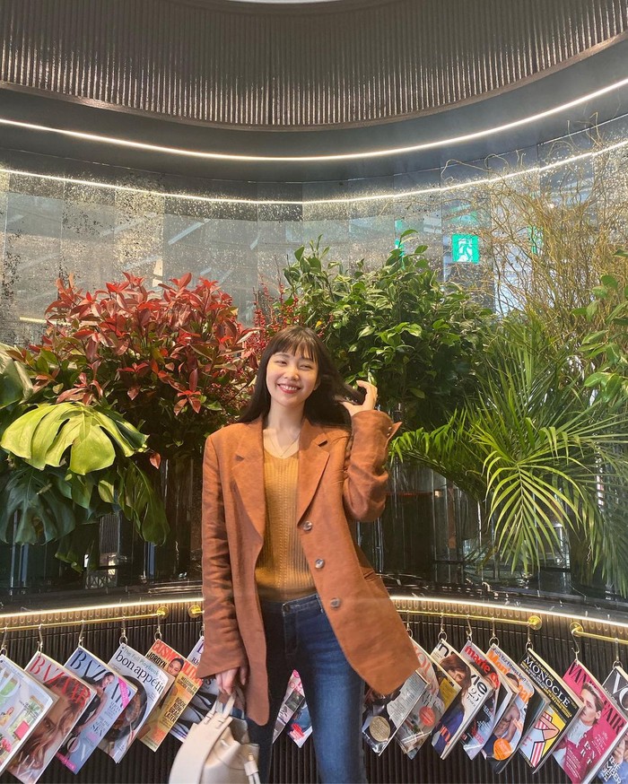 Beauties suka outfit dengan warna-warna earthy? Kamu bisa memakai jeans warna biru tua dengan kaos inner dan blazer warna terracotta yang akan selalu cantik ketika dupadukan./ Foto: instagram/_imyour_joy