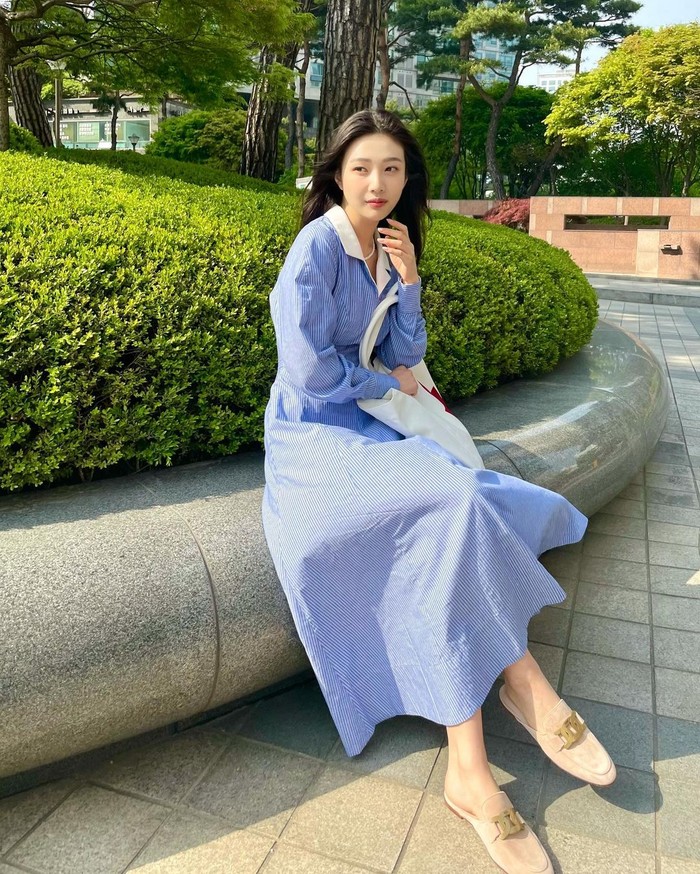 Cukup memakai long sleeve dress warna biru, dipadukan dengan flat shoes warna cream, kamu sudah bisa tampil cantik dan anggun saat bukber nanti. Lengkapi look kamu dengan tote bag warna putih untuk kesan yang lebih santai./ Foto: instagram/_imyour_joy