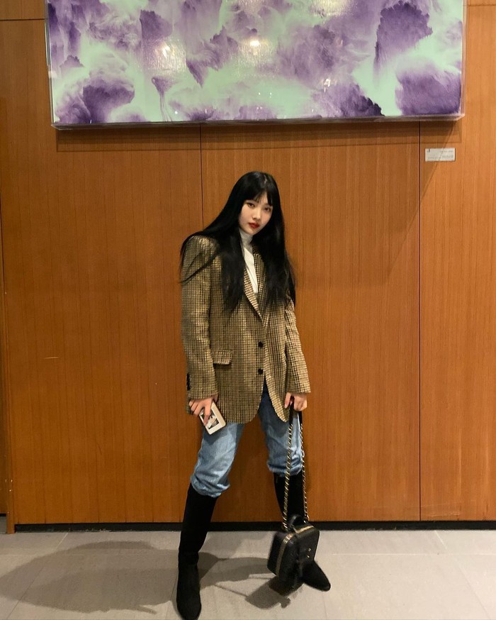 Dengan memadukan plaid blazer, inner putih yang netral, jeans warna biru, serta boots warna hitam, look ini akan membuat kamu tampil stunning dan edgy saat bukber nanti./ Foto: instagram/_imyour_joy