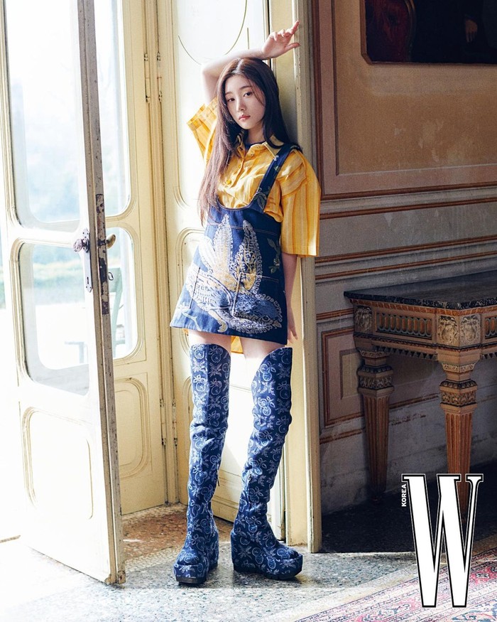 ETRO seolah menemukan salah satu identitasnya saat koleksinya dipakai oleh Jung Chae Yeon. Perpaduan kemeja bewarna kuning bergaris dan overall dress bewarna biru tua juga bisa menjadi inspirasi Beauties dalam berbusana./ Foto: instagram.com/j_chaeyeoni