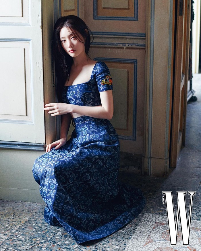 Gaun biru tua bercorak cantik dari koleksi terbaru ETRO sukses memancarkan aura bak putri kerajaan Jung Chae Yeon yang menjalani pemotretan di dalam ruangan bernuansa klasik dan vintage./ Foto: instagram.com/j_chaeyeoni