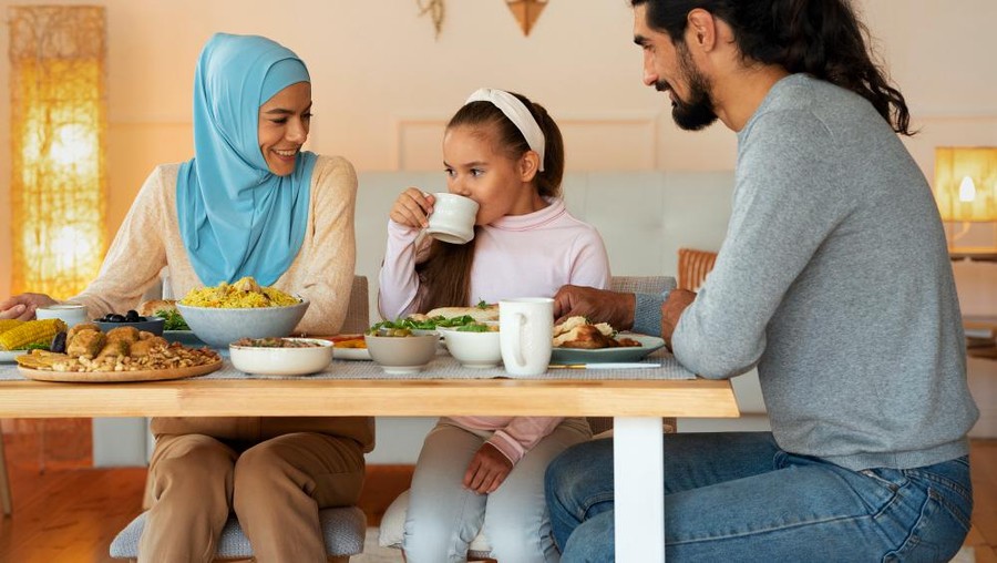 Ilustrasi minum dua gelas saat sahur/Foto: Freepik/freepik