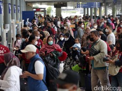 Emak-emak Pemudik Tertinggal Bus di Rest Area Cipali, Akhirnya Diantar Polisi